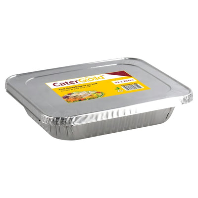 The Cater Gold 3.2L Foil Roasting Tray With Lid (32 x 26cm) is an oven-safe tray, ideal for catering, and features a fitted lid with a yellow Cater Gold label.